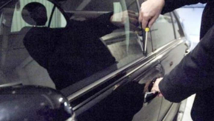 A fost prins hoţul care a furat o maşină din Poarta 6